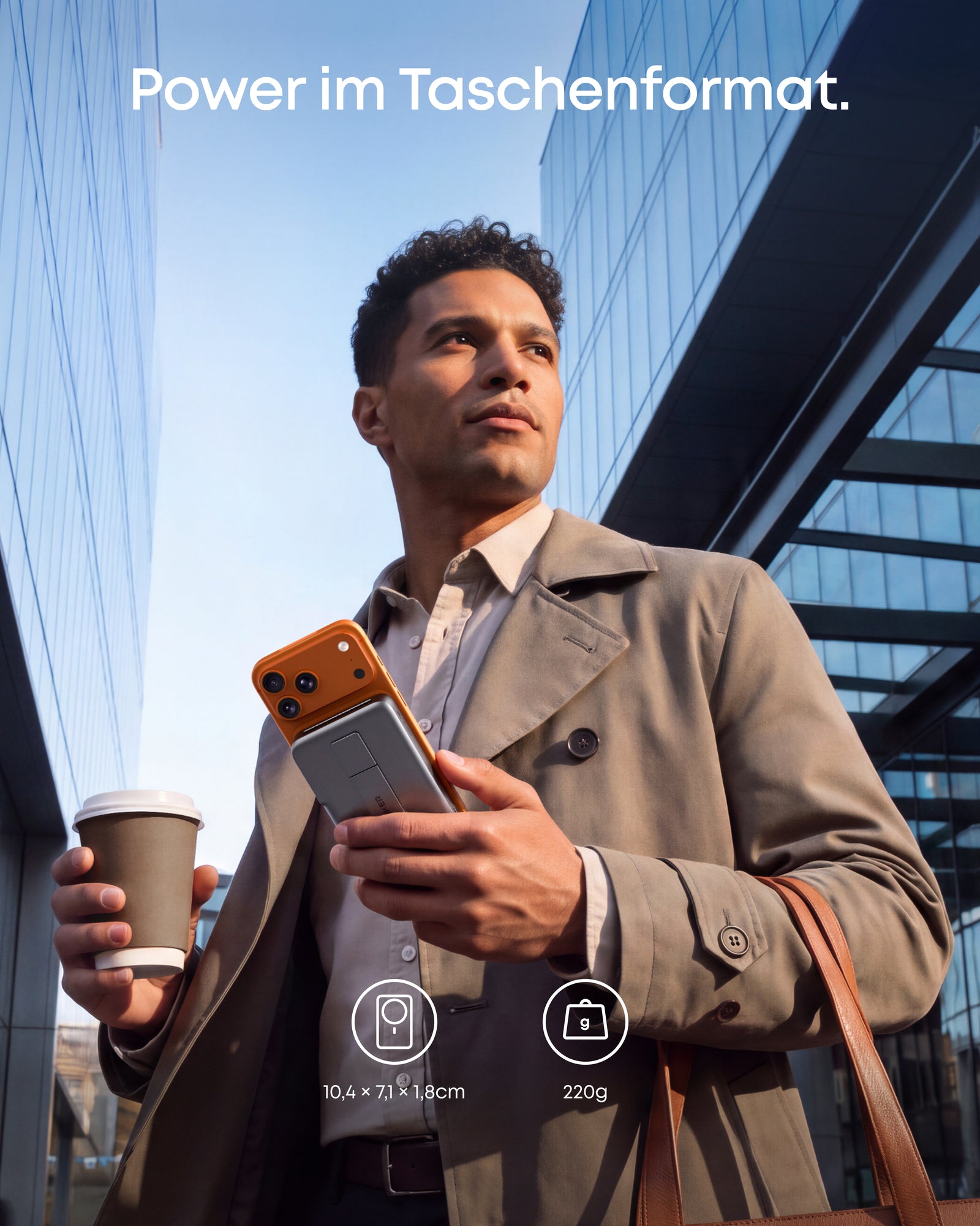 Person mit Anker MagGo Powerbank im Alltag