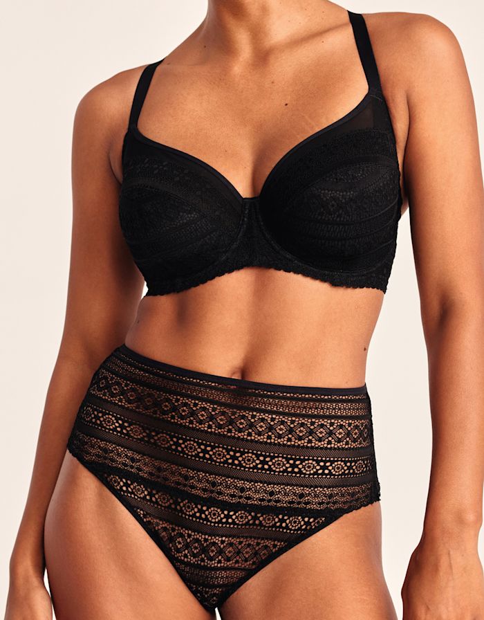 The Shoulder Ease Bra in black